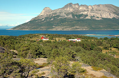 Navarsvågen, Tannøya. Bebyggelsen ligger samlet nord for vågen Foto: Bent Svinnung