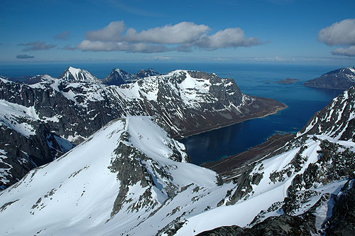 Fjellene rundt Grøtfjorden, Kvaløya