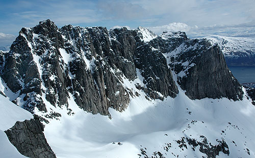 Hollenderanmassivet med breen og hytta til Tromsø klatreklubb