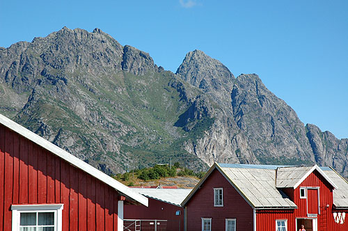 Vågakallen, Lofoten - sett fra rorbuene i Henningsvær