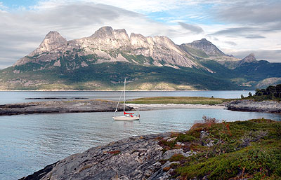 Trinnøya: Nordveststranda med Ariel på svai. I bakgrunnen Tilthornet. Foto: Bent Svinnung
